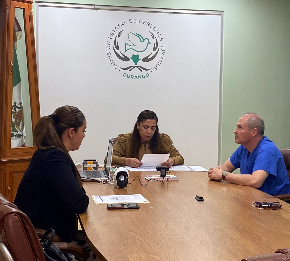 En la primera sesión extraordinaria que preside la Presidenta de la #CEDHDurango Dra <a href="/Karla_oa/">Karla A. Obregón Avelar</a> con Consejeros de manera presencial <a href="/SandraY17336876/">Sandra Yañez</a> y virtual <a href="/DimarGuillen/">Dimar Guillén</a> <a href="/jorgecalero_gp/">Jorge Calero</a> así como el Mtro. Rolando Ramos dan bienvenida al <a href="/drrenerivas/">René Rivas Pizarro</a> como Consejero Propietario.