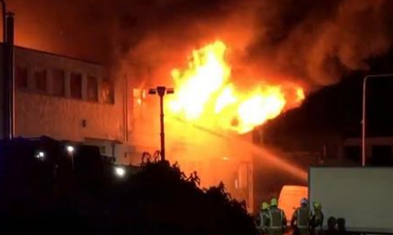 Around 125 firefighters tackle huge blaze as residents told to shut windows
mirror.co.uk/news/uk-news/b…