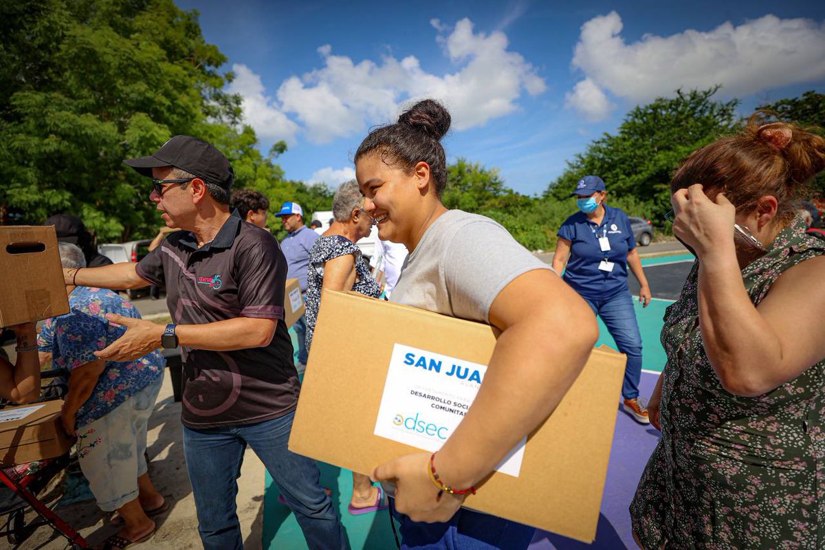 Miguel_Romero_'s tweet photo. Compartiendo con nuestra gente de Villa Kennedy, llegamos también con apoyo para la comunidad. #SanJuan cuenta con un equipo atento a sus necesidades. @SJCiudadCapital https://t.co/thycA7CIVy