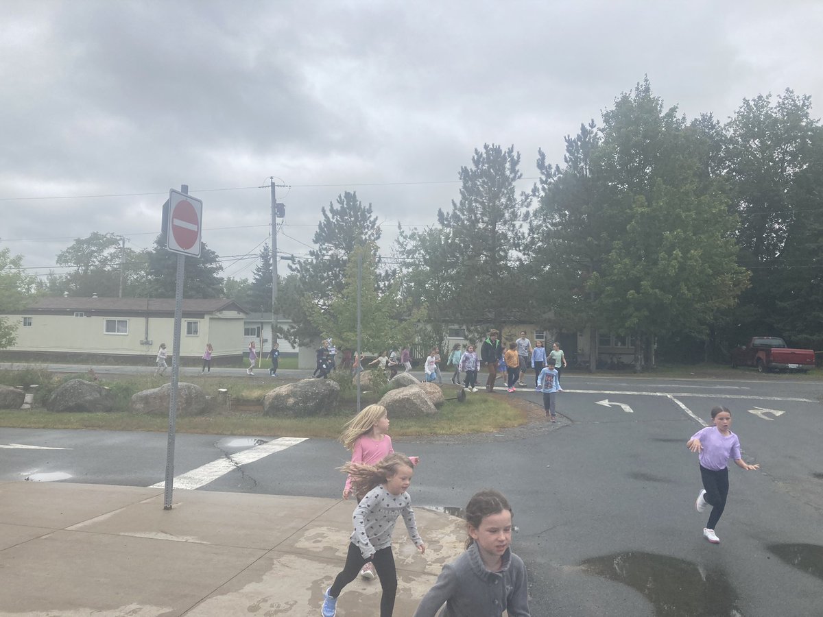 FDSPrincipal's tweet photo. Terry Fox run at school yesterday. @AVRCE_NS https://t.co/yQegBcxXoS
