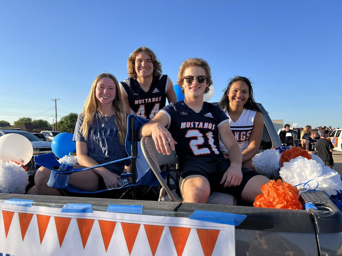 SHSclassof2023's tweet photo. Parade time! And here’s your senior class HOCO court Nominees. @SHS_Mustangs #RunMustangsRun https://t.co/AeSKln0bH9