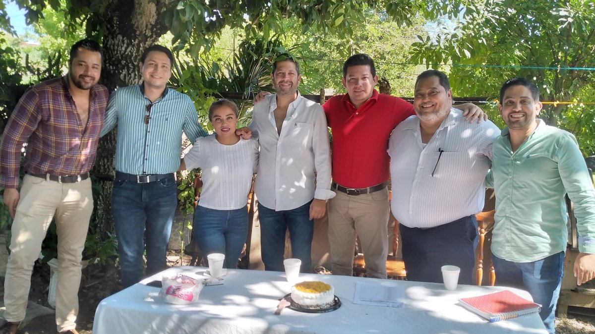 PRIVeracruz_'s tweet photo. 📌Los secretarios de Acción Electoral y Operación Política, @FernandoKuriMX y @cesaromar_14, continúan con trabajos de estrategia territorial para el refrendo de la militancia.

En #PuebloViejo, participaron en la reunión junto al Pdte. @Abelardoahu, y el Delegado, Carlos Rivera. https://t.co/1MQgTa2oop