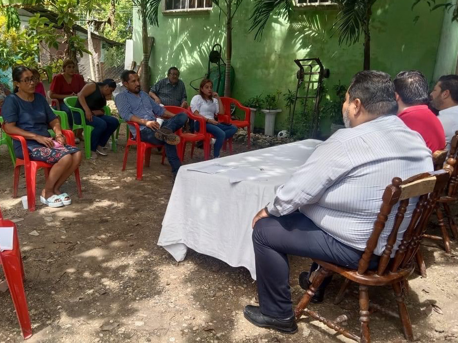 PRIVeracruz_'s tweet photo. 📌Los secretarios de Acción Electoral y Operación Política, @FernandoKuriMX y @cesaromar_14, continúan con trabajos de estrategia territorial para el refrendo de la militancia.

En #PuebloViejo, participaron en la reunión junto al Pdte. @Abelardoahu, y el Delegado, Carlos Rivera. https://t.co/1MQgTa2oop