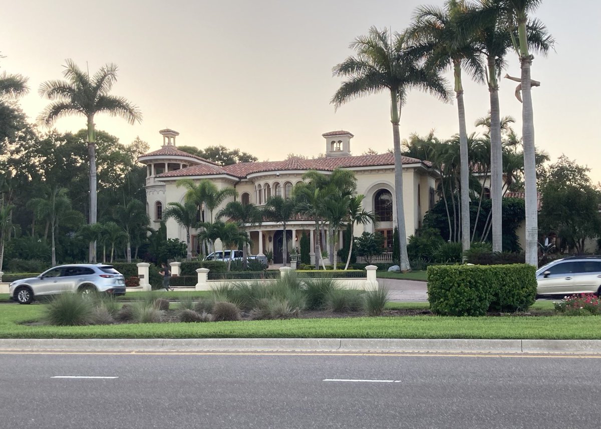 Had to do a double take on Bayshore tonight. The horses are gone! Granted, one was in prettybad shape but still a bummer to see the area empty now. #publicart #tamparun