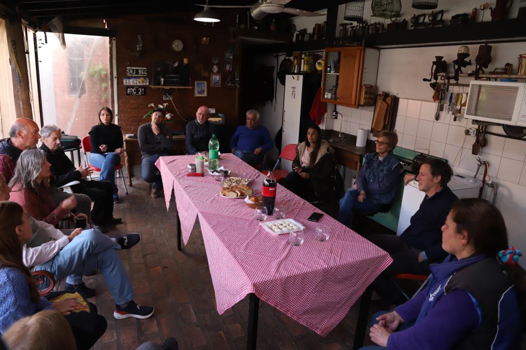 1soljaime's tweet photo. Hoy reunión con vecinos de Muñiz junto a nuestro Intendente @jaimemendezh donde escucho sus inquietudes y problemáticas,una tarde agradable junto a ellos  #Escuchandoanuestrosvecinos #IntendenciaJaimeMendez 🙌 https://t.co/uOORkSwc8Q