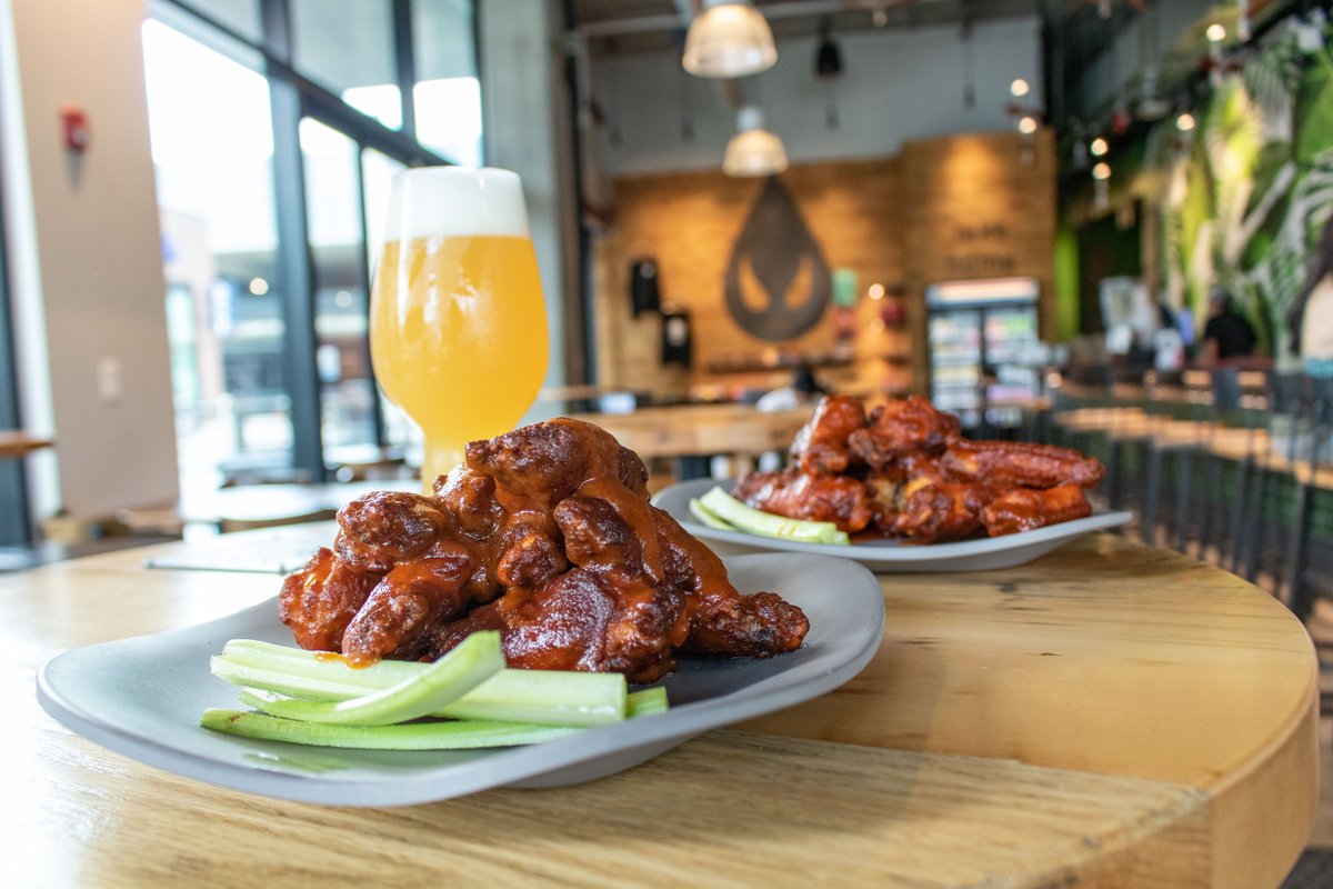 saucybrewworks's tweet photo. @ClevelandScene Wing Week for the win 🍗 
From Sept. 26th - Oct. 2nd, dig into three new flavors at #PINE and #CLE for #ClevelandWingWeek. All specials are available in half a dozen wings for only $7, dine-in or takeout. 

WING WEEK INFO: https://t.co/sopuwJYTNy https://t.co/XKrOdS3VnG