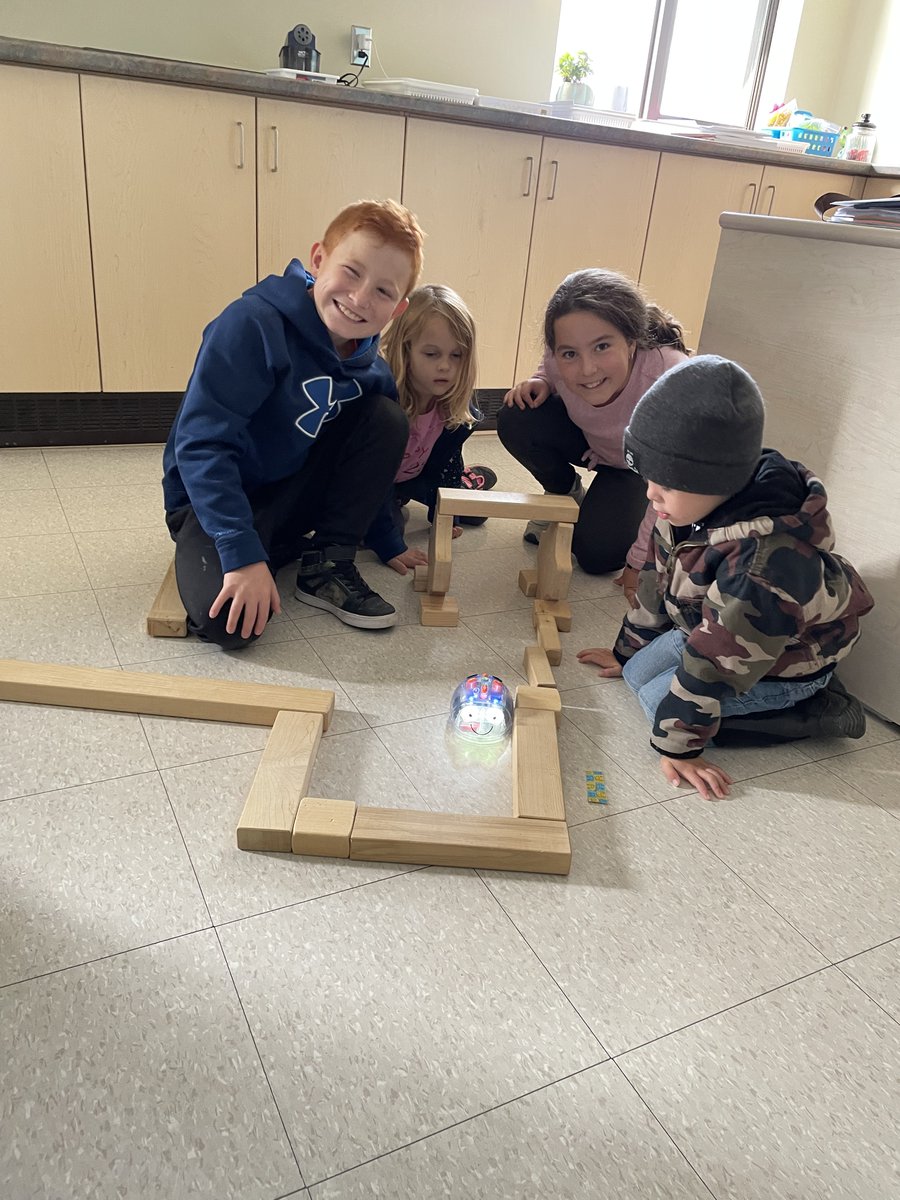 MoniqueMayer9's tweet photo. Cette année, nous avons divisé les élèves en foyer pour vivre des activités amusant et collaboratif. Voici un aperçu de notre première activité, une journée d'accueil. Quelle belle collaboration entre les petits et les grands. @Daph_Wallbridge @CSCDGR https://t.co/IZ47ehnmCx