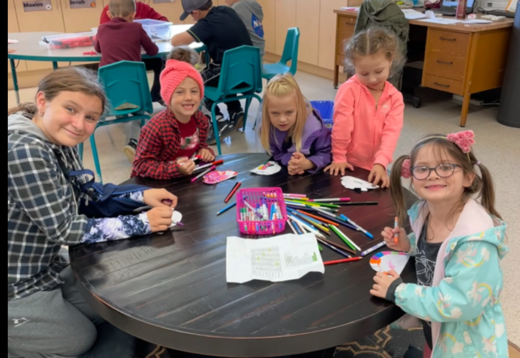 MoniqueMayer9's tweet photo. Cette année, nous avons divisé les élèves en foyer pour vivre des activités amusant et collaboratif. Voici un aperçu de notre première activité, une journée d'accueil. Quelle belle collaboration entre les petits et les grands. @Daph_Wallbridge @CSCDGR https://t.co/IZ47ehnmCx