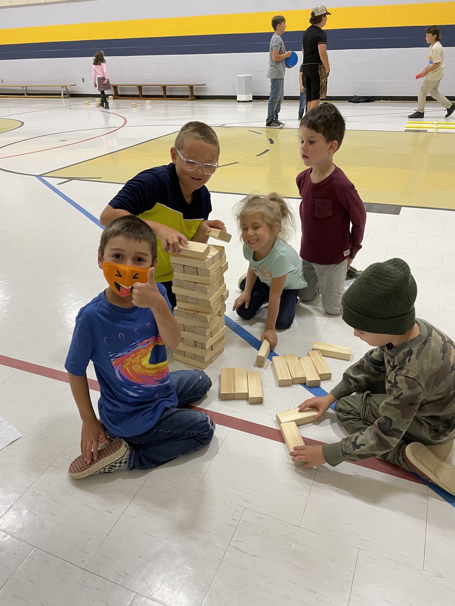 Cette année, nous avons divisé les élèves en foyer pour vivre des activités amusant et collaboratif. Voici un aperçu de notre première activité, une journée d'accueil. Quelle belle collaboration entre les petits et les grands. @Daph_Wallbridge <a href="/CSCDGR/">CSCDGR</a>