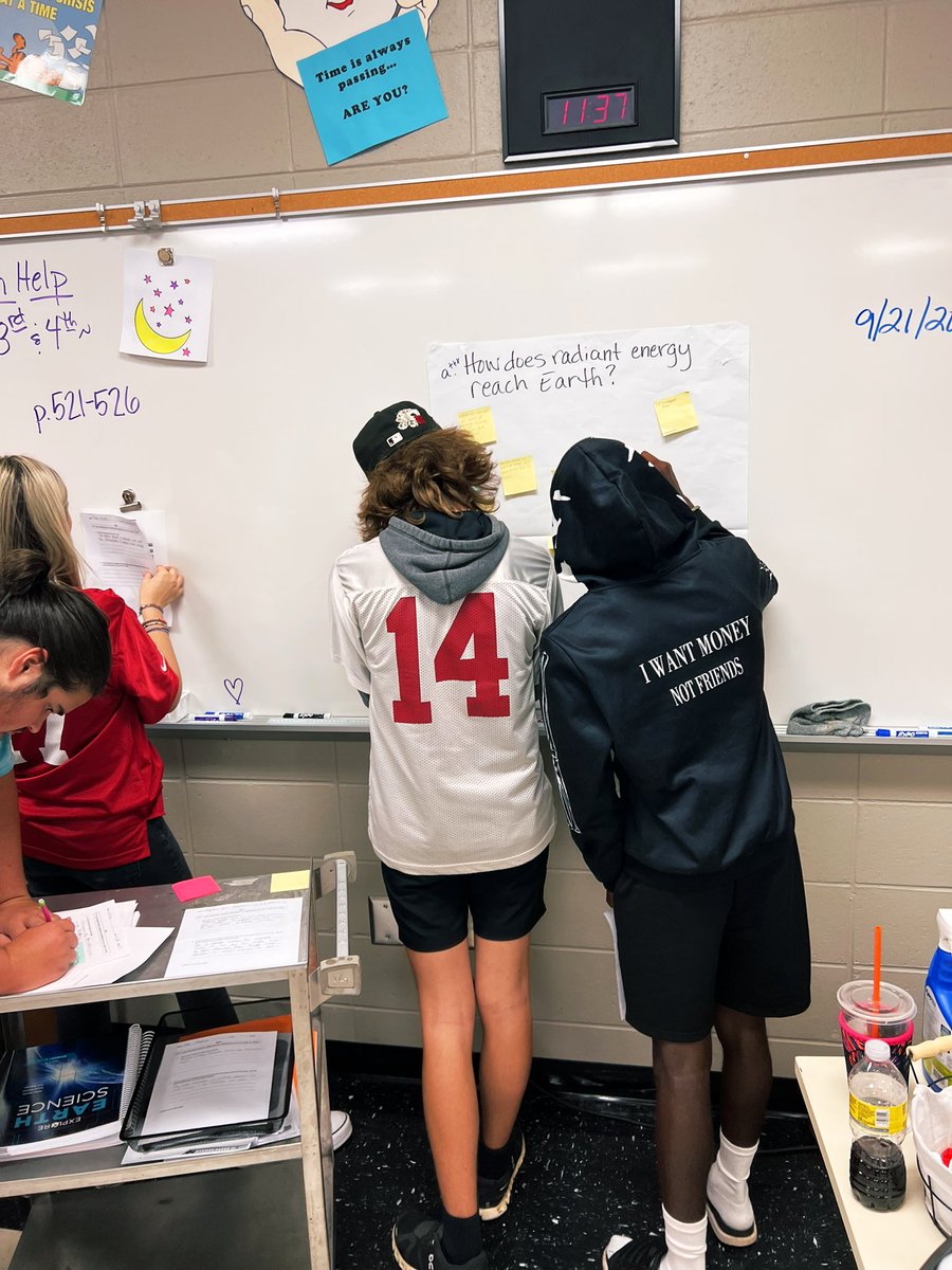 slparsons19's tweet photo. Gallery walk in #EarthAndSpaceScience to review classmateβs responses to three essential questions. Collecting additional information from our classmates at each stop πβοΈ @OHSJackets1 https://t.co/KZt5NBU503