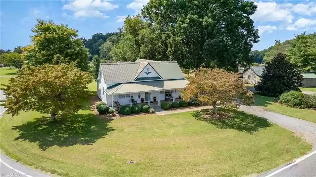 PremierRealtyNC's tweet photo. 🔷 Just Listed! Charming, well-maintained farmhouse with fabulous views: 3 bedroom/ 2 bath. $299,000. 
162 Turkey Foot Road. Harmony, NC 28634
https://t.co/X3mj5gqdxU https://t.co/5gJXLSNp9C