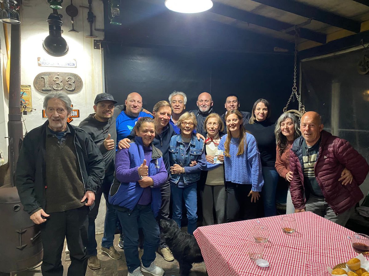 jaimemendezh's tweet photo. Nos reunimos hoy con vecinos de Muñiz: escuchamos sus propuestas y sugerencias y conversamos sobre temas y proyectos relacionados con su barrio y con todo el distrito #SanMiguel https://t.co/MRnQbu94Jd