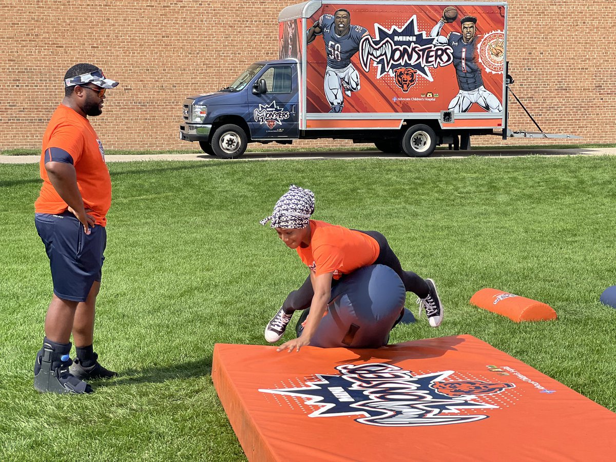MsTiffCosta's tweet photo. @SanbornTigers had a great day with @BearsOutreach learning how to stay healthy and active! 🧡💙 #ProudToBe15 #MiniMonsters https://t.co/Yenfb2UdkM