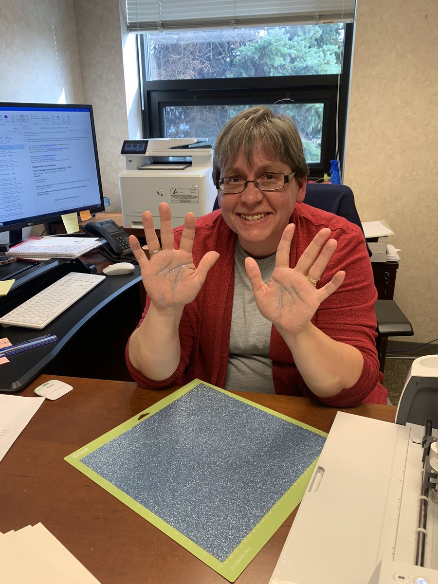 ALL. THE. GLITTER.

Last chance to grab a ticket or table for next week’s Carey Lohrenz Women Connect event! She’s a trailblazer in the military as the first female F-14 Tomcat pilot ✈️ 

Here’s a sneak peek of our centerpieces in the making by <a href="/FMWFAnja/">Anja Kalvoda</a> 

bit.ly/CareyLohrenz