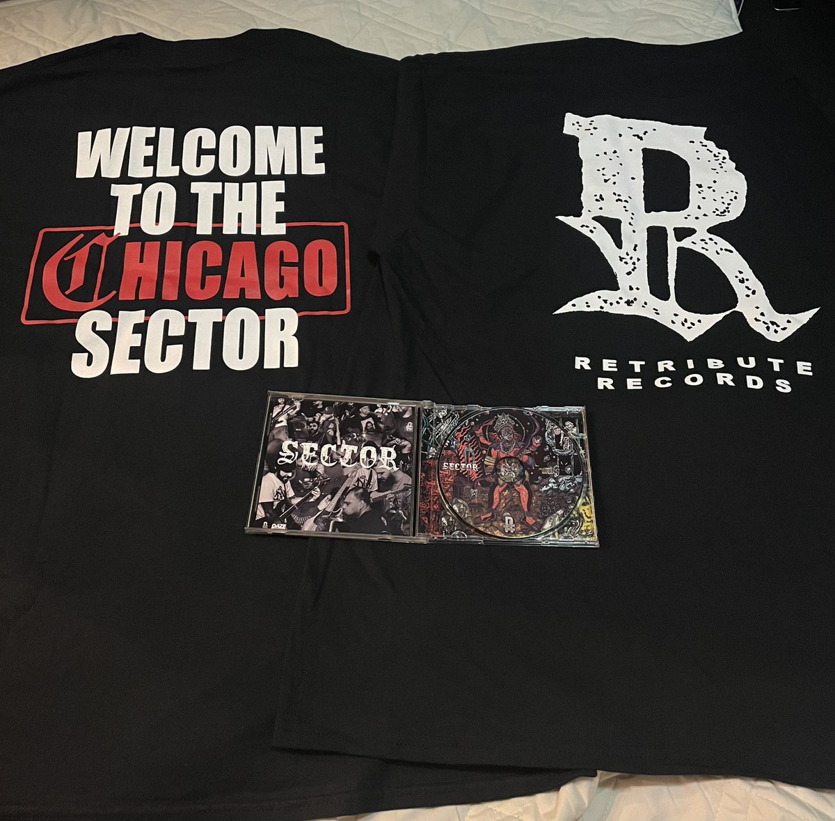 shinG_shirohiGe's tweet photo. 一昨日届いたSECTORのCDとTシャツ‼️CDの盤がジャケットのカラー版で感動👊( ¨̮💪)アルバムも最高にかっこよくてアガる✊#SECTOR #RETRIBUTERECORDS #END #DAZE https://t.co/Peu1uXHEDd