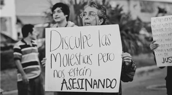 michell80897954's tweet photo. La conmoción del país por el femicidio de María Fernanda no es porque era abogada, es porque su asesinato fué dentro de una institución pública; donde se supone preparan a las personas para defendernos. Ahora de quien tendremos que cuidarnos? #NiUnaMenos https://t.co/60nOpizA0V