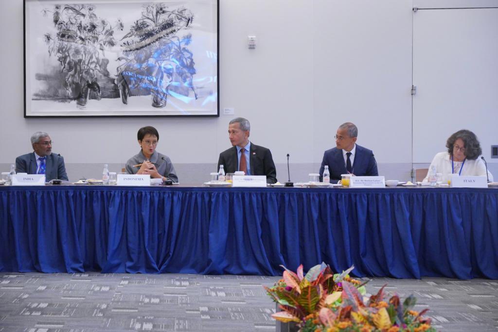 Kemlu_RI's tweet photo. Speaking at the Global Governance Group (3G) Ministerial Meeting (21/09) led by FM 🇸🇬 @VivianBala, #FMMarsudi delivered updates on the preparation of G20 Summit in Bali this November which focuses on concrete deliverables. more:https://t.co/93miEZWhRN https://t.co/rmD6jJnXYw