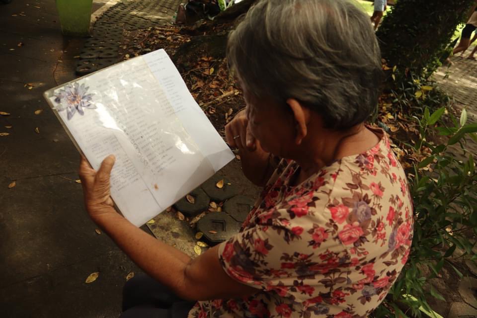 altermidya's tweet photo. In Naga City, 70-year old #MartialLaw survivor Asuncion Barrameda retold the Black Saturday massacre in 1985 that killed her husband. 

via Baretang Bikolnon Online
@baretangbikol https://t.co/1QVJPmOVZe