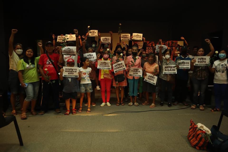 In Naga City, 70-year old #MartialLaw survivor Asuncion Barrameda retold the Black Saturday massacre in 1985 that killed her husband. 

via Baretang Bikolnon Online
<a href="/baretangbikol/">Baretang Bikolnon</a>