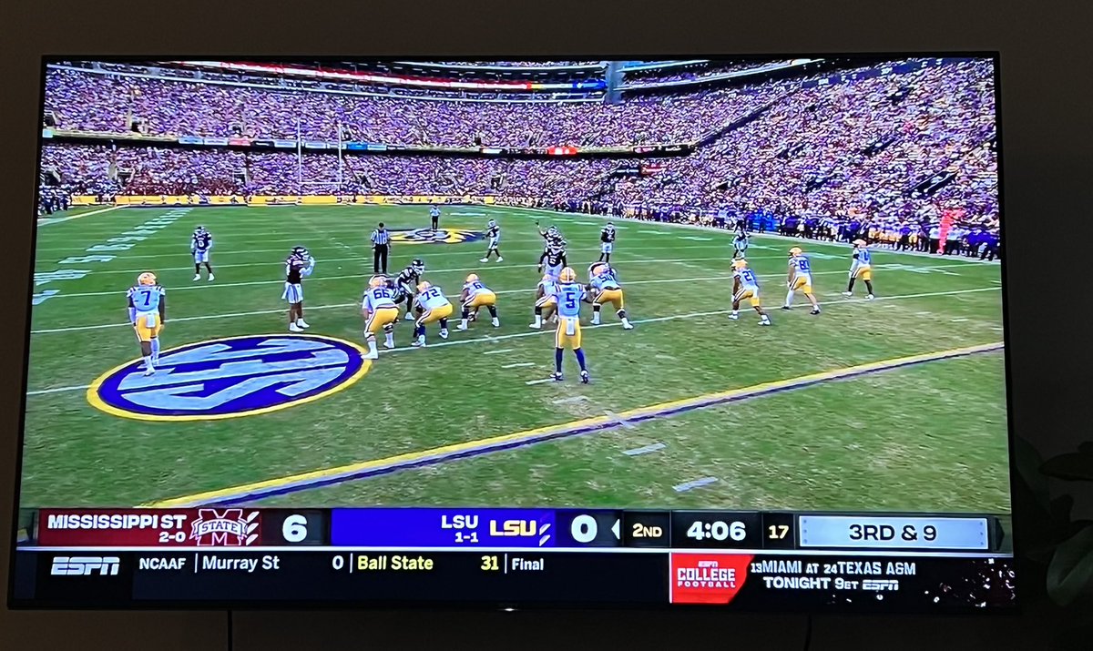 DSports24's tweet photo. People have asked this week, “Do you think Daniels running the ball as much as he has can be sustained the rest of the year?”
Look how MSU defends this 3rd & 9 and I’d bet DC’s moving forward will do more of this style of defense . #MSUvsLSU
@stantheman31 https://t.co/ZvdyqVk5MV