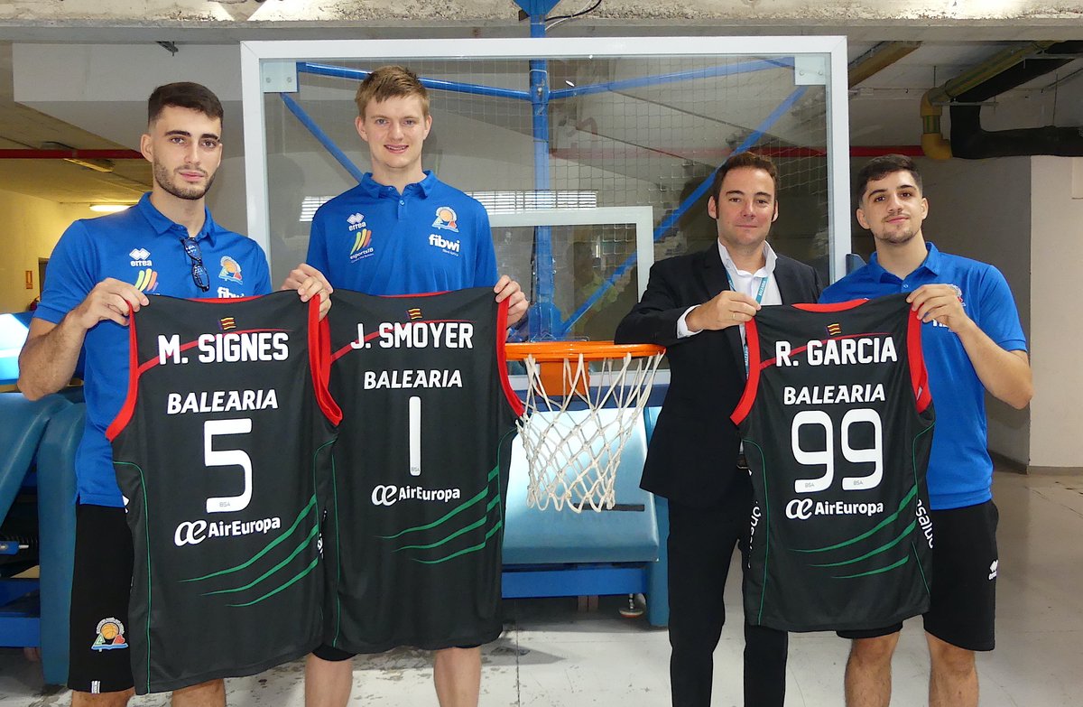 CompeticionFEB's tweet photo. 📸 Presentación #LEBPlata: @manel_05, @RafaelGarciaS0 y Joseph Smoyer, presentados en el Fibwi @BahiaSanAgustin
▶ Acompañaron al club para mostrar los detalles del convenio con @Balearia
📝 Más información ⬇
https://t.co/LMHnYYzmNU https://t.co/eTt7AyBGuH