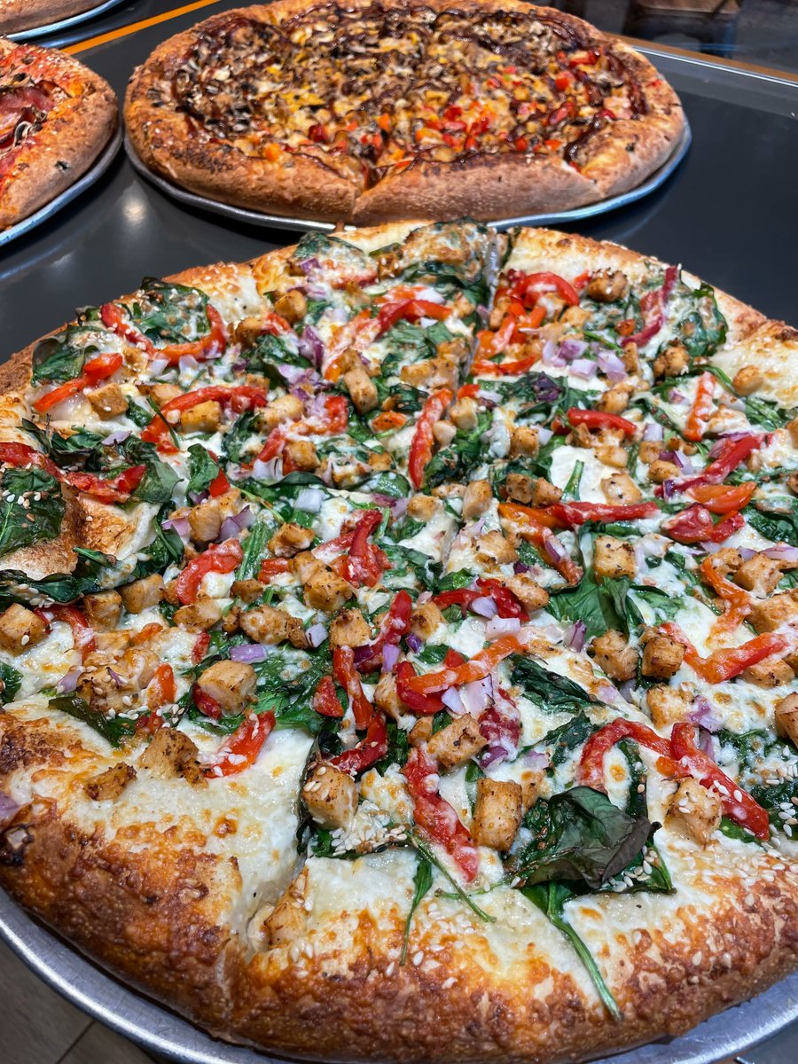 Huge garlic fan? Try out one of our newer flavours the Garlic Chicken pizza! Creamy garlic base, double chicken, spinach, roasted red peppers, and red onions to top it all off.  

#chickenpizza
#tasteofitaly
#eatpizza