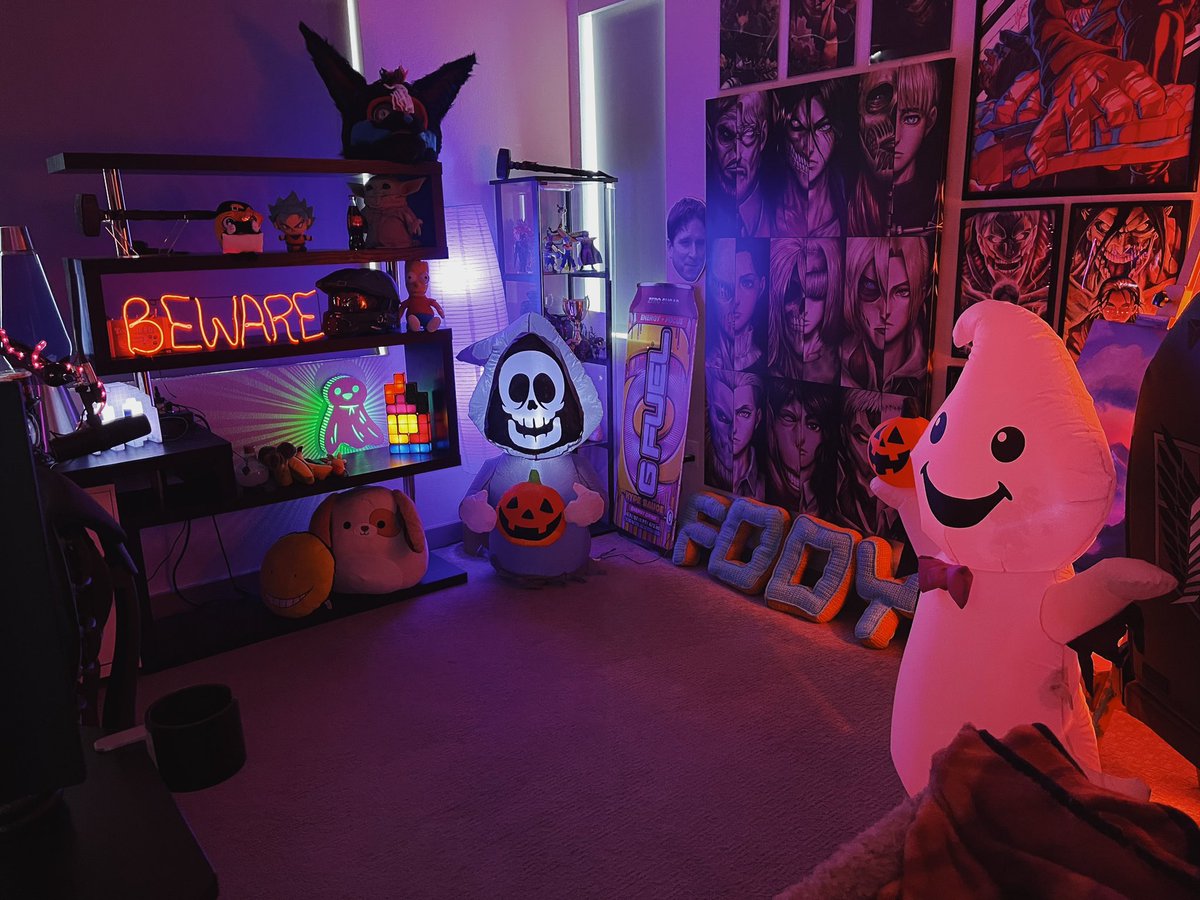 iFooYa's tweet photo. It’s not to early to decorate for 👻 🎃 Halloween right? Thanks for helping me get spooky @Alienware 👽 #alienwarepartner https://t.co/A1CT3Pf4XR