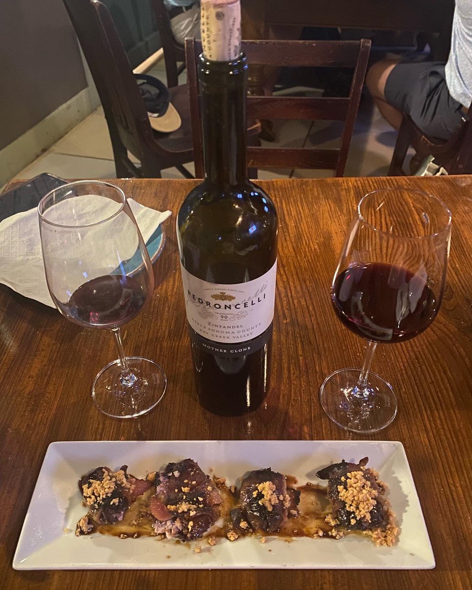 Nothing better than good food, wine and friends to start an evening out!😉💯👌🏻🍷🎼