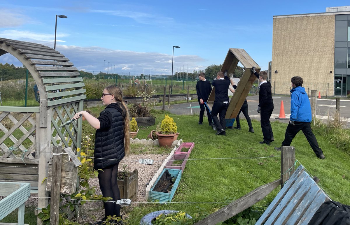 Garnock_club's tweet photo. From horticulture to landscaping 🪴#ruralskills #garden #school #teamworkmakesthedreamwork #garnock https://t.co/njEQM613mk