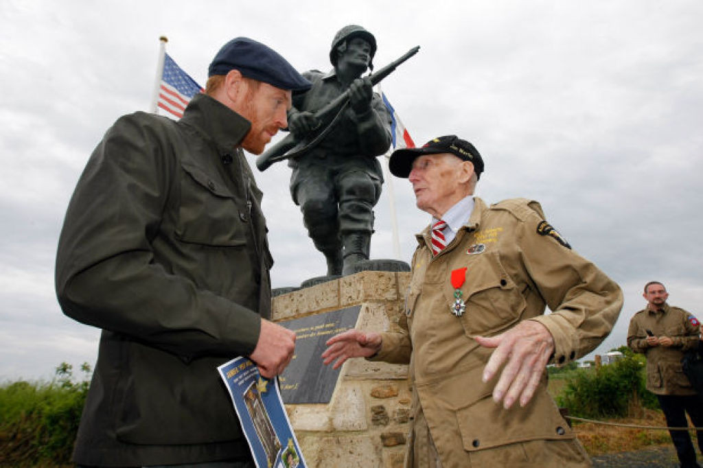 FanFunDamian's tweet photo. Throwback Thursday to the 70th Anniversary of D-Day on Utah Beach in memory of 101st Airborne's Jim "Pee Wee" Martin who passed away at the age of 101: https://t.co/U9P2a1G9XG #PeeWeeMartin #BandofBrothers #101stAirborne #DDay #UtahBeach #DamianLewis #Normandy #WWII https://t.co/NludGTiGAp