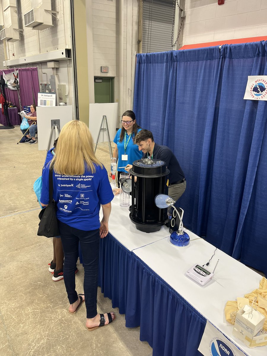 echeney2's tweet photo. Have you ever been interested in how the weather works? Well 10,900 students had a chance to find out @JACentralInd’s #JAJobSparkIndy over the past two days from the awesome team @NWSIndianapolis! @EmployIndy #GLPSCluster https://t.co/7IEF2PoXKh