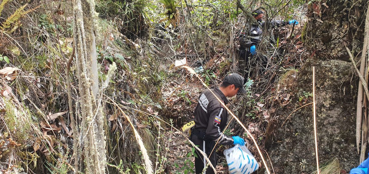 radiolacalle's tweet photo. #SOCIAL | Restos óseos se encontraron en el cerro #Casitagua Una vez extraídos los restos humanos encontrados, un antropólogo forense y un médico legista, ambos civiles, fijarán, tomarán muestras y procederán con la autopsia, como parte de las diligencias. https://t.co/HlauM4Zb2n