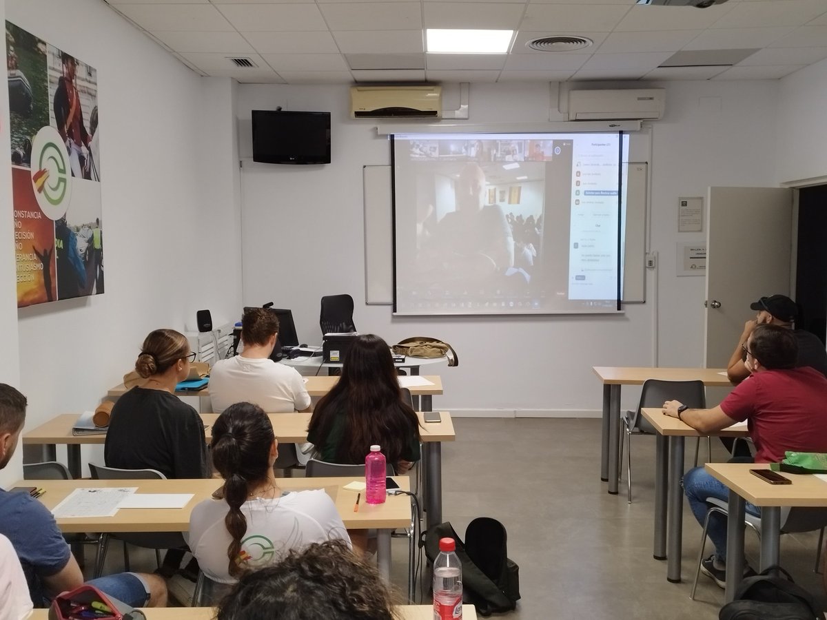 CEDEVEF1's tweet photo. 🦅💯 Conectar a los tuyos en la última clase con dos figuras como @polilla_88 y @JFeal23 para dar los últimos consejos, no tiene precio. El agradecimiento es infinito. Confío plenamente en ellos, en mis alumnos, y seguro que serán unos GRANDES GUARDIAS CIVILES.🦅💯 https://t.co/yv73mBejsk