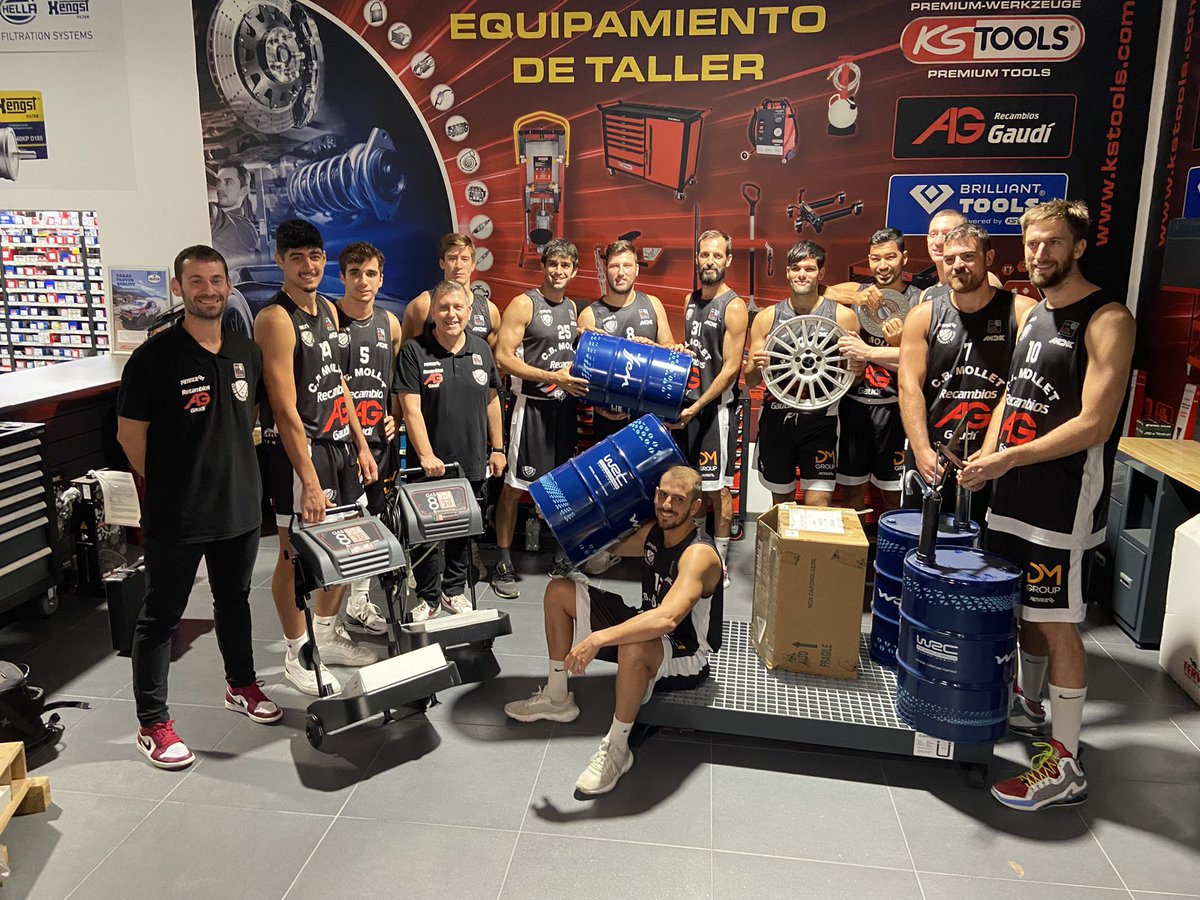 CBMollet's tweet photo. ➡️ Ahir dimarts al vespre vam fer la presentació del primer equip masculí del Club Bàsquet Mollet a la botiga de Recambios Gaudí amb la presència del regidor d’Esports de l’Ajuntament de Mollet, Josep Monràs. https://t.co/rKiqY5QZ8M