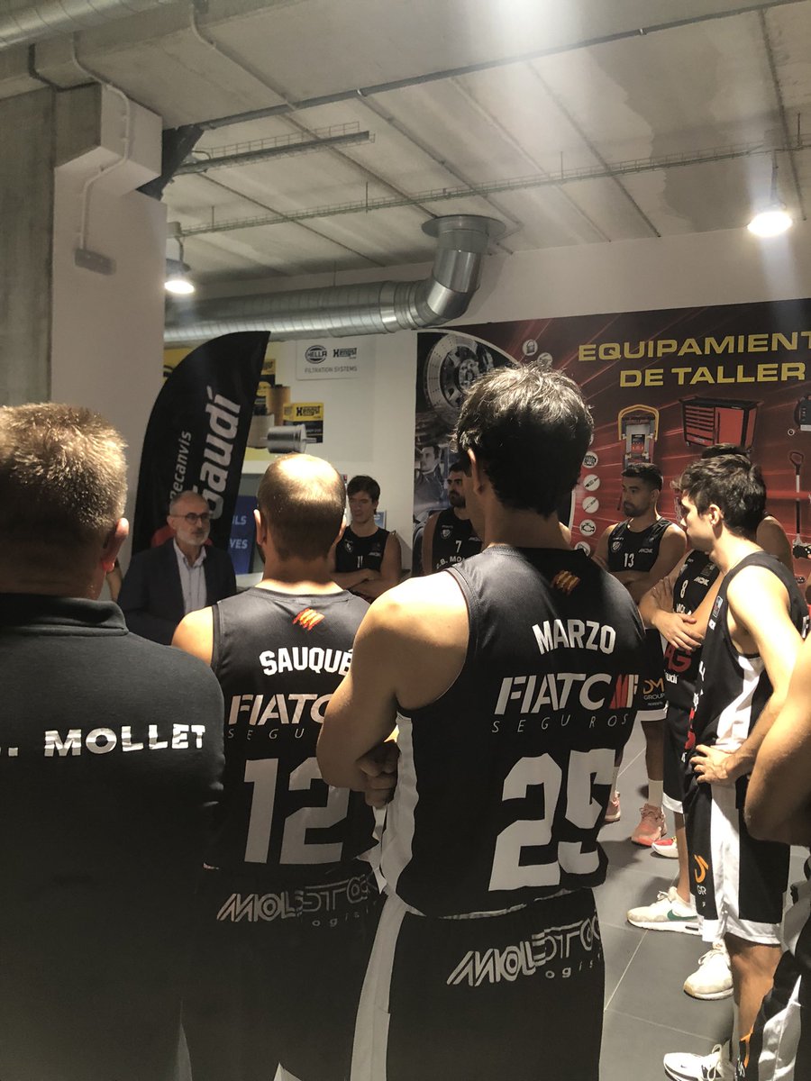 CBMollet's tweet photo. ➡️ Ahir dimarts al vespre vam fer la presentació del primer equip masculí del Club Bàsquet Mollet a la botiga de Recambios Gaudí amb la presència del regidor d’Esports de l’Ajuntament de Mollet, Josep Monràs. https://t.co/rKiqY5QZ8M