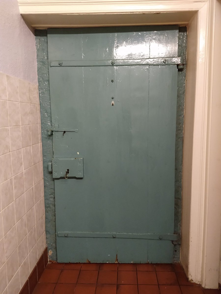 true_man_show_'s tweet photo. Voici le logement que j’ai obtenu avec l’aide du crous 0 vannes https://t.co/HkzEgdqelR