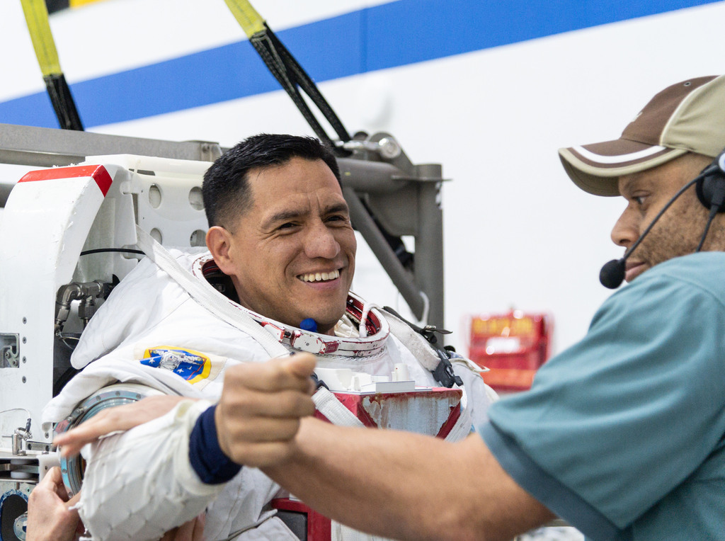 Frank Rubio Trains for Spacewalk via NASA ift.tt/hOkwZuK