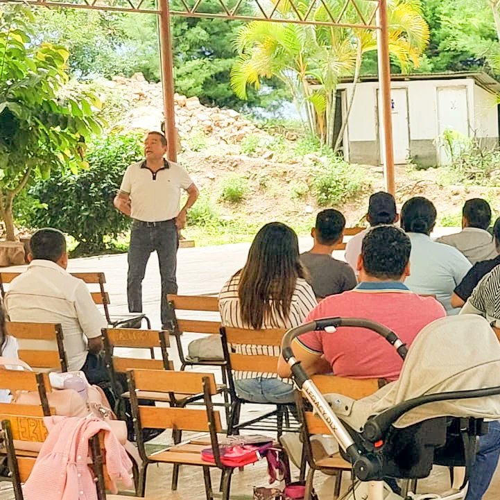 rodolfo_rasgado's tweet photo. En reunión Sindical con la Delegación D-II-90 del nivel de Telesecundaria en #Siltepec, #Chiapas.

Les deseo un excelente miércoles y le envío un abrazo fuerte.

#docentes #maestros #Chiapas #snte https://t.co/6iUt1wjvvv