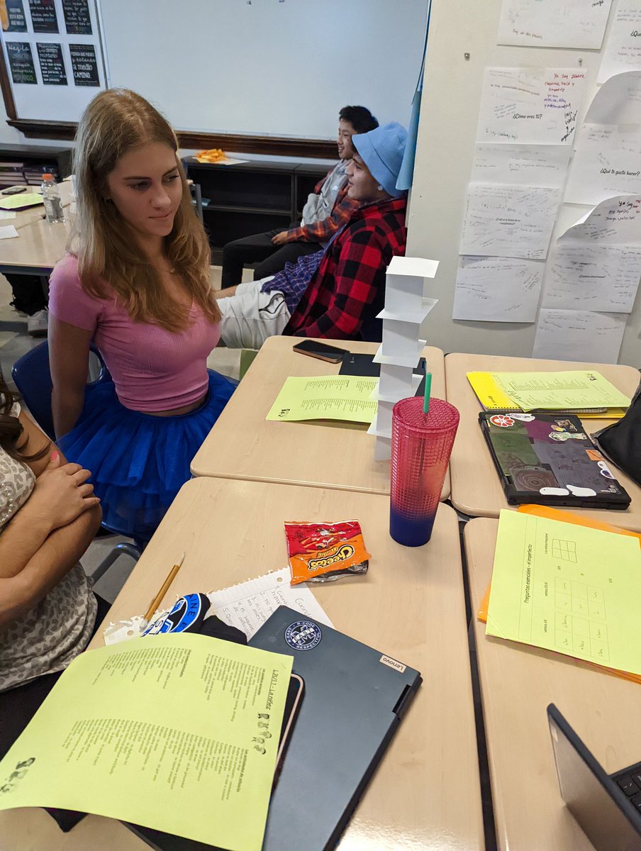 Torres de tarjetas today with students in level 3! Shout-out to <a href="/SraTowne_LZHS/">Sra. Towne</a> for this awesome activity!