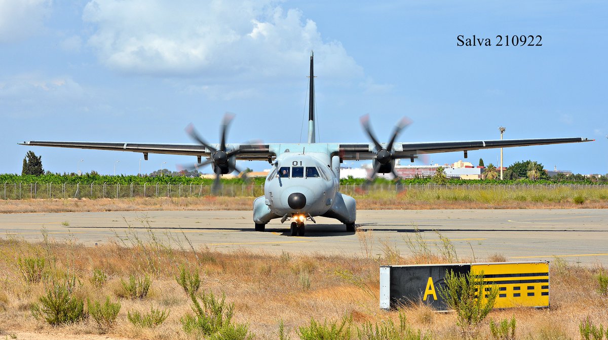 05derecha's tweet photo. En estas fotos podemos ver a uno de nuestros incansables CASA C295M del #Ala35 llegando al punto de espera "Alfa" 05 derecha. Muchísimas gracias a los pilotos de este avión por los detalles que han tenido conmigo.#BASanJavier #AcademiaGeneraldelAire. @EjercitoAire.@SpottersMurcia https://t.co/9tozK51mKB