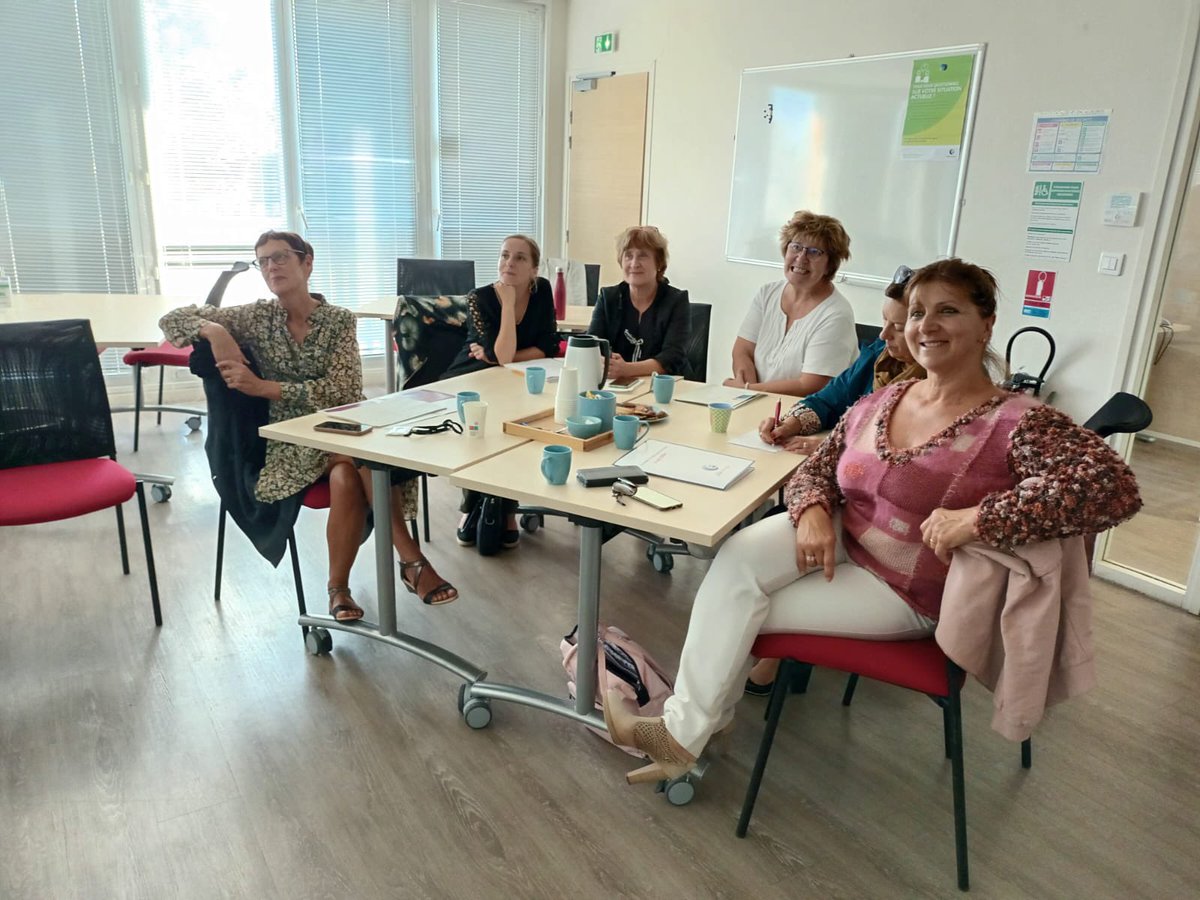MargotCantero's tweet photo. Visite au @pole_emploi d’Arpajon de Dany Boyer, vice-présidente du #cd91 en charge de l’insertion. L’occasion de montrer nos outils, de préciser nos actions en direction des Brsa et de partager nos offres de services (DE et entreprises). Bons moments d’échanges avec les équipes. https://t.co/6rAvMzJArc