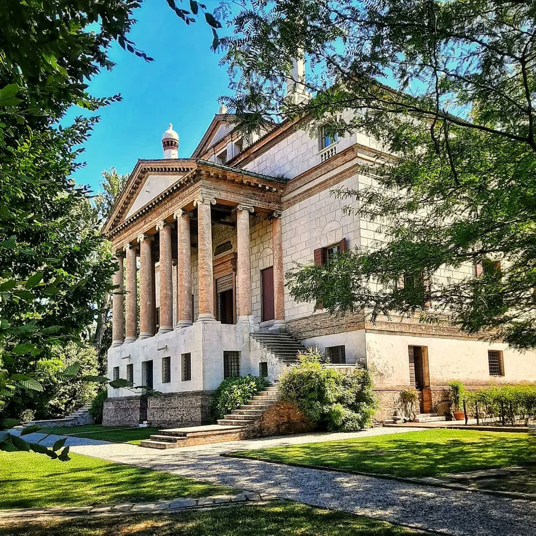 🇮🇹 Il nostro viaggio virtuale alla scoperta del Veneto questa volta fa tappa nella provincia di Venezia e più precisamente a Malcontenta, per ammirare Villa Foscari, una villa veneta progettata dall'architetto Andrea Palladio nel 1559. 🏫☀️

📸 Credits: IG stefano__nw4