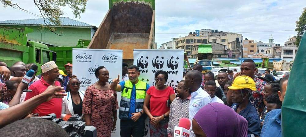 <a href="/A_S_Nassir/">Abdulswamad Sheriff Nassir</a> Gavanor 001 led the County Government of Mombasa’s Environment Department and WWF in handing over crusher and tuk tuks to facilitate collection of Recovered Resource like plastic.