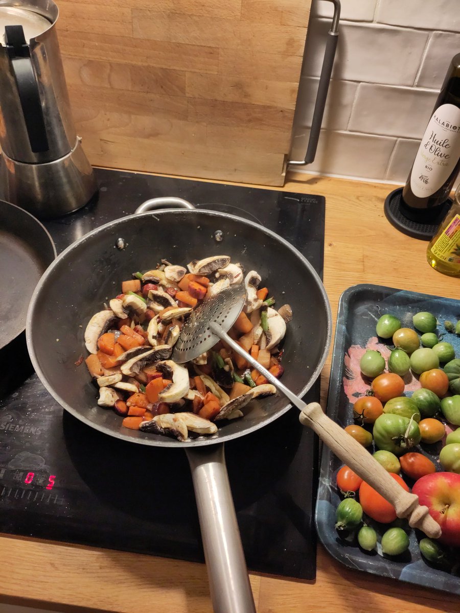 ouroboros75's tweet image. Inspiration culinaire du soir, mélange de la poêle de @M_V_Leon et des idées de @benecologie. Ail, gingembre, piment, citron, carottes, carottes violettes oignons, navets, haricots verts, champignon et dessus tofu amende/sésame frit.