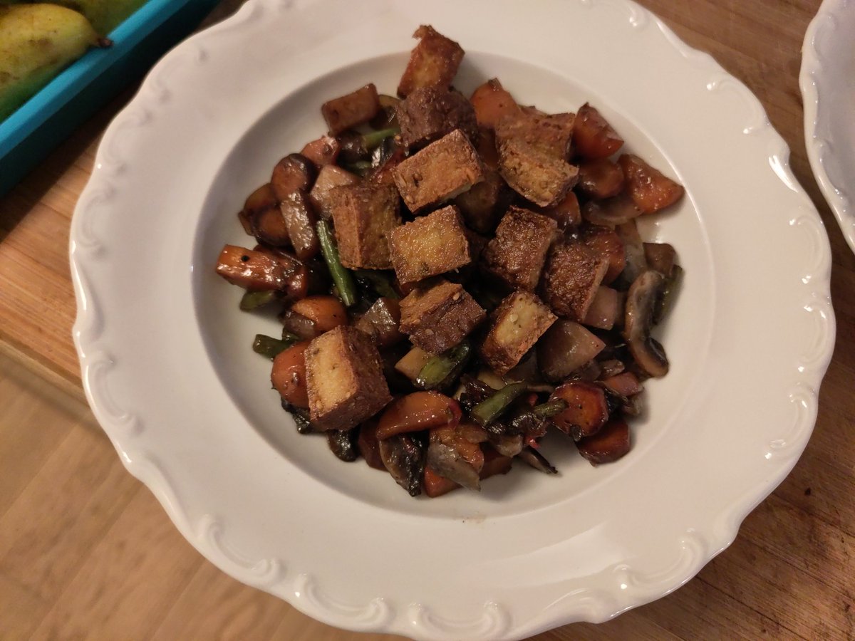 ouroboros75's tweet image. Inspiration culinaire du soir, mélange de la poêle de @M_V_Leon et des idées de @benecologie. Ail, gingembre, piment, citron, carottes, carottes violettes oignons, navets, haricots verts, champignon et dessus tofu amende/sésame frit.