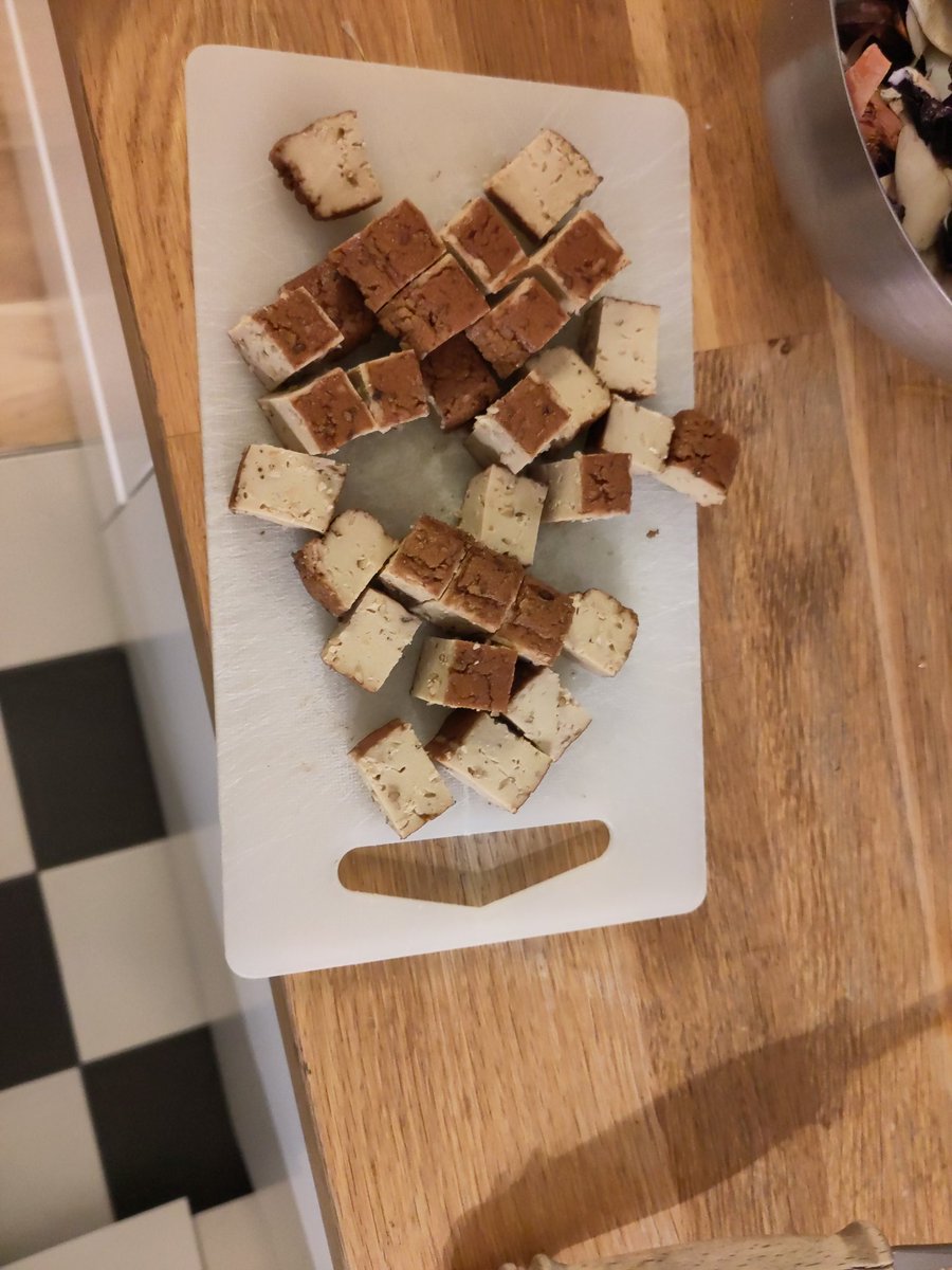 ouroboros75's tweet image. Inspiration culinaire du soir, mélange de la poêle de @M_V_Leon et des idées de @benecologie. Ail, gingembre, piment, citron, carottes, carottes violettes oignons, navets, haricots verts, champignon et dessus tofu amende/sésame frit.