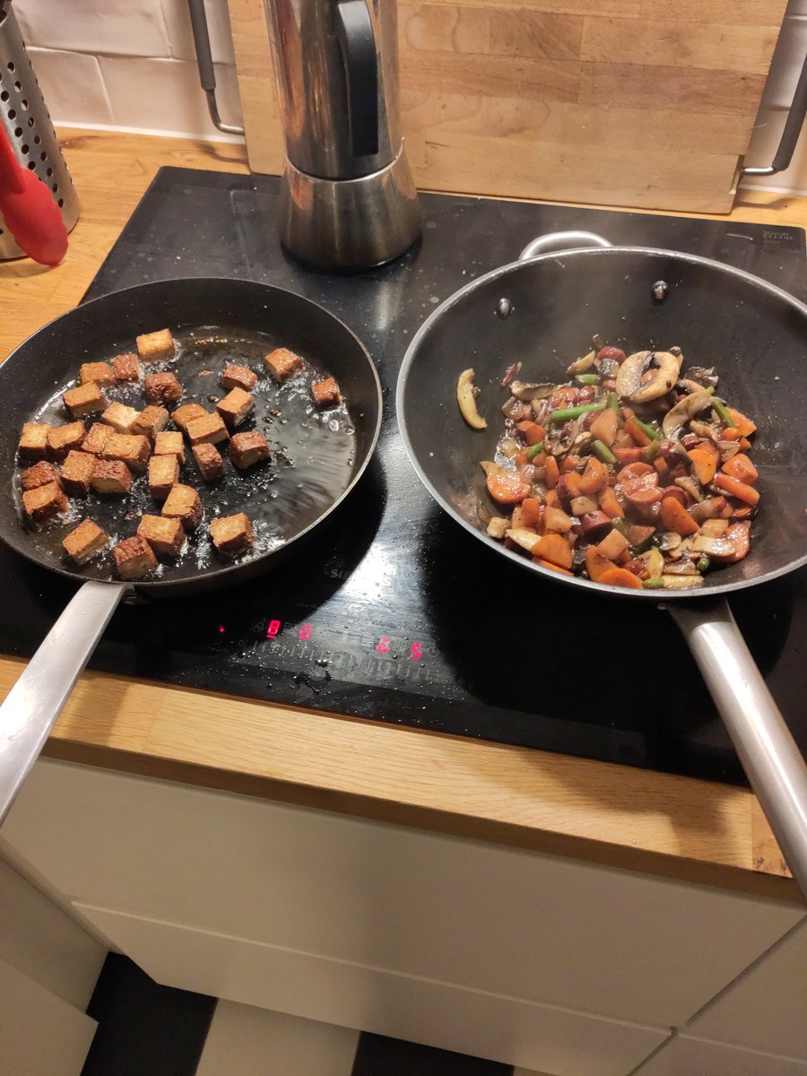 ouroboros75's tweet image. Inspiration culinaire du soir, mélange de la poêle de @M_V_Leon et des idées de @benecologie. Ail, gingembre, piment, citron, carottes, carottes violettes oignons, navets, haricots verts, champignon et dessus tofu amende/sésame frit.