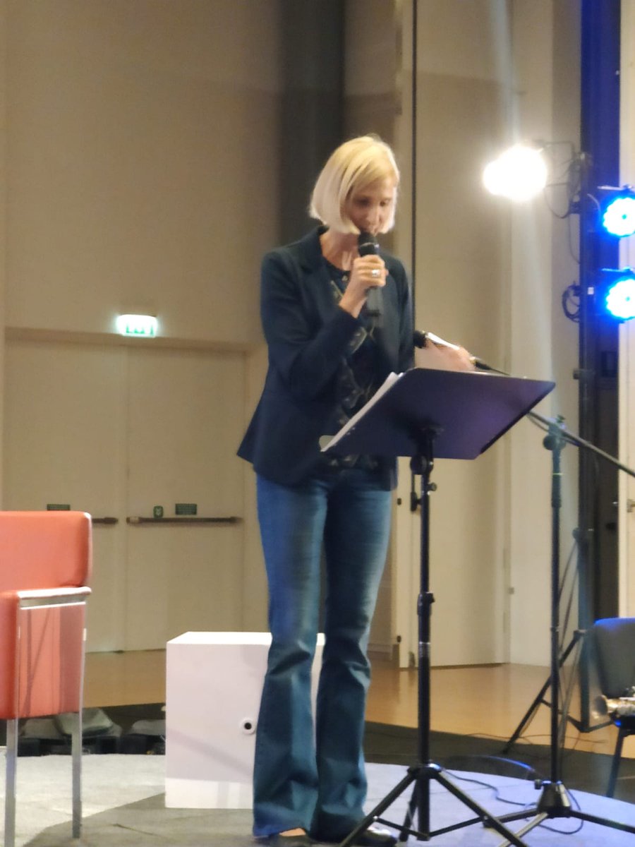cartadiroma's tweet photo. "Andare ai margini, andare nelle periferie, ecco il senso del giornalismo di inchiesta e della iniziativa #MAKENEWS."
Anna Meli a #makenews https://t.co/nwyurMANDY