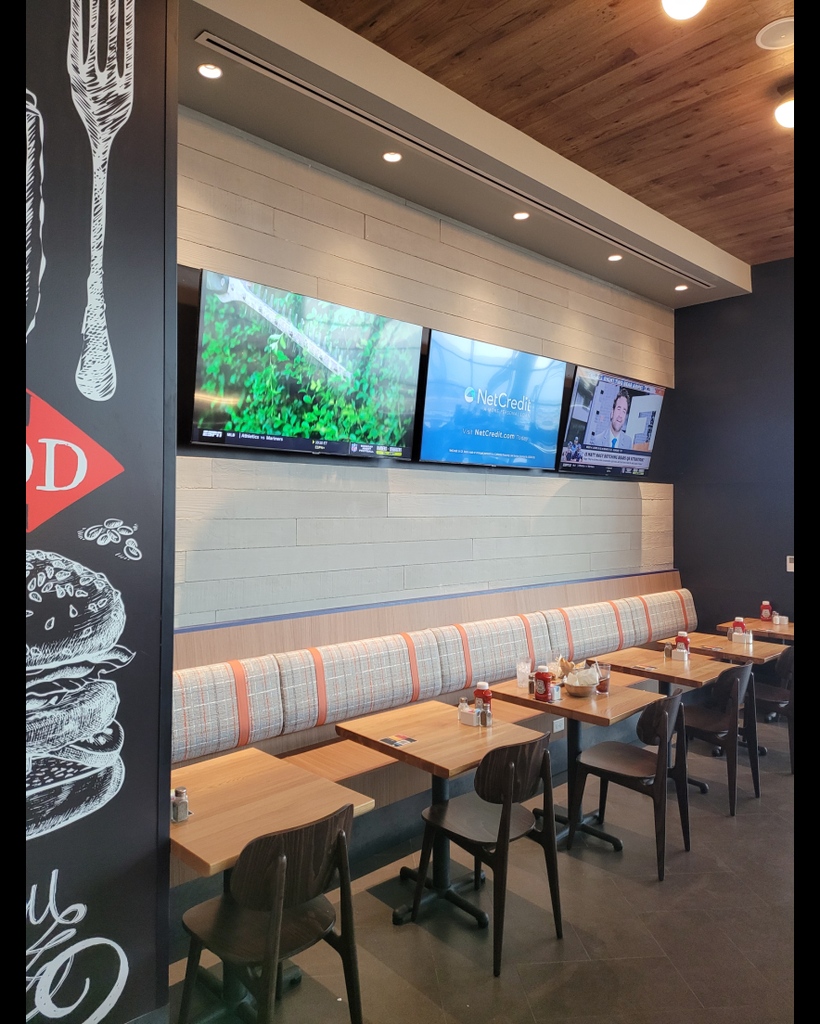 WallTheory's tweet image. Looking for durable? Real concrete can’t be beat. This restaurant feature wall uses our RealCast Board-Formed Concrete Panels in Medium Grey. 

walltheory.ca/collections/re…