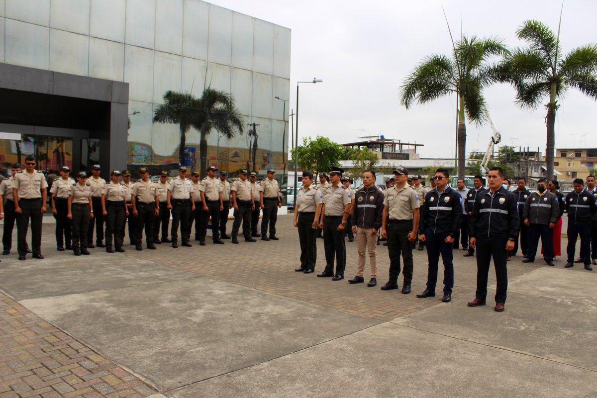 EducacionZ5_Ec's tweet photo. [BABAHOYO] @monka78, coord. de @EducacionZ5_Ec, junto a @Connie_maily, gobernadora de @Gober_LosRios; miembros de @PoliciaEcuador y estudiantes del cantón, participaron en un minuto cívico durante la jornada.
#EncontrémonosPorLaEducación https://t.co/x24rljkoHG